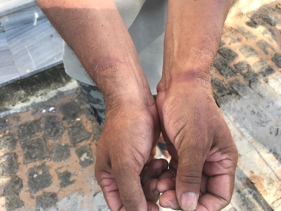 Homem foi amarrado por criminosos dentro de casa, na Zona Oeste de Natal. — Foto: Kleber Teixeira/Inter TV Cabugi