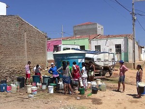 Moradores do bairro São Francisco, em Princesa Isabel, dependem do carro-pipa para ter água em casa (Foto: Reprodução/TV Cabo Branco)