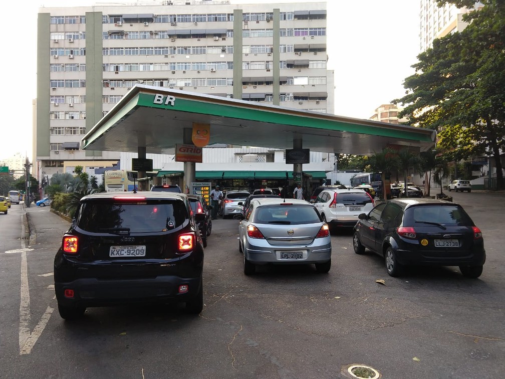 Fila para abastecer em posto no Humaitá (Foto: Marcos Serra Lima/G1)