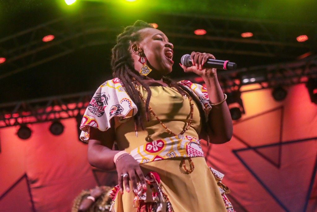 Ilê Aiyê manifesta orgulho negro ao cantar antigas e novas músicas em show no festival Radioca