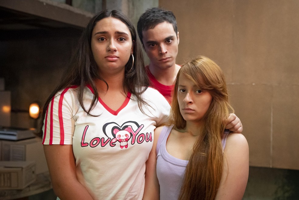 Julia Daltro (Eloá, de cabelo preto),  André Mello (Lindemberg) e Giovanna Linhares (Nayana, a amiga de Eloá), que participam da dramatização do caso Eloá no 'Linha direta' — Foto: Fábio Rocha/Rede Globo
