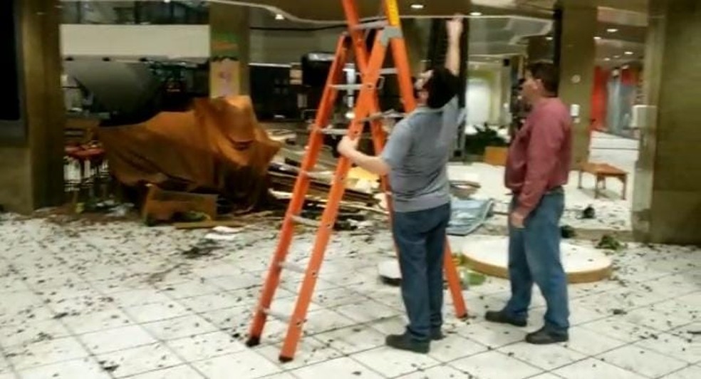 Funcionários do shopping trabalham nos estragos após veículo invadir local nesta sexta-feira (15) — Foto: Guarda Municipal/Divulgação
