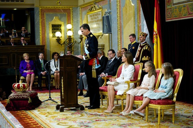 Leonor, Princess of Asturias, direct heir to the throne, in pink, and her sister Princess Sofia, in blue, sit with their mother to watch as their father is inaugurated as King of Spain (Foto: Getty)