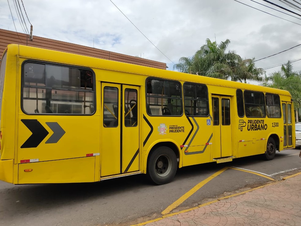 Ônibus do transporte coletivo urbano voltaram a circular em Presidente Prudente nesta sexta-feira (30) — Foto: Aline Costa/G1