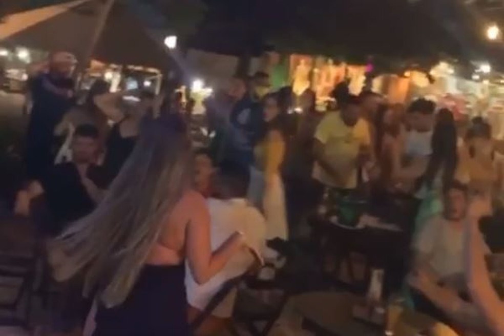 Praia de Jericoacoara, no Ceará, voltou a registrar lotação em bares e restaurantes. — Foto: Reprodução