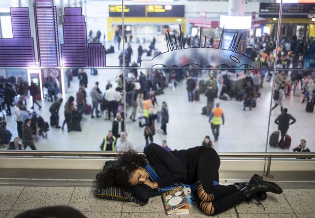 Pessoa dorme no aeroporto de Gatwick, atividades foram suspensas após drones serem vistos nas proximidades (Foto: Dan Kitwood/Getty Images)