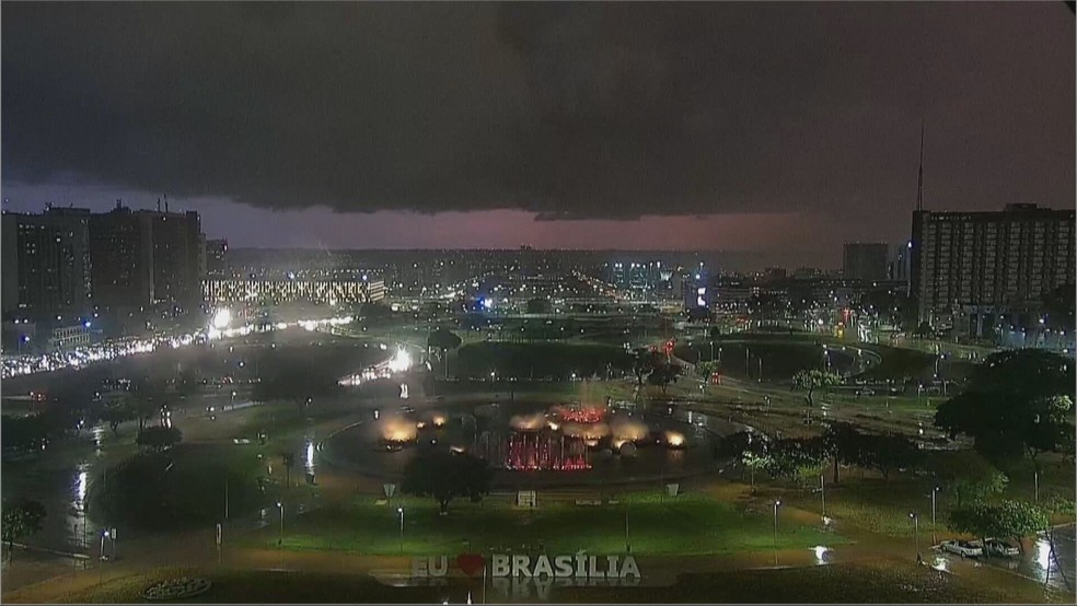 Tempo nublado no centro de Brasília — Foto: TV Globo/Reprodução
