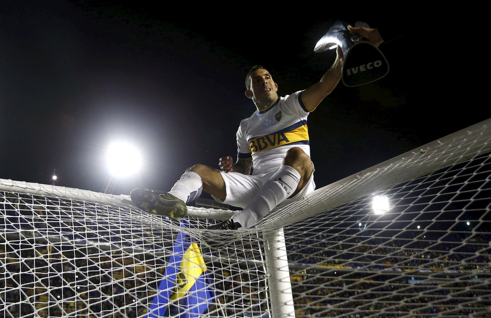 Tevez comemora título argentino do Boca em 2015 — Foto: REUTERS/Marcos Brindicci