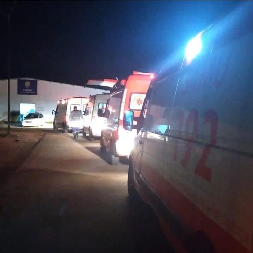 Várias ambulâncias atuaram na transferência de pacientes — Foto: Arquivo/Samu