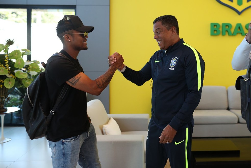 Douglas Costa se apresenta à seleção brasileira em Teresópolis (Foto: Lucas Figueiredo/CBF)