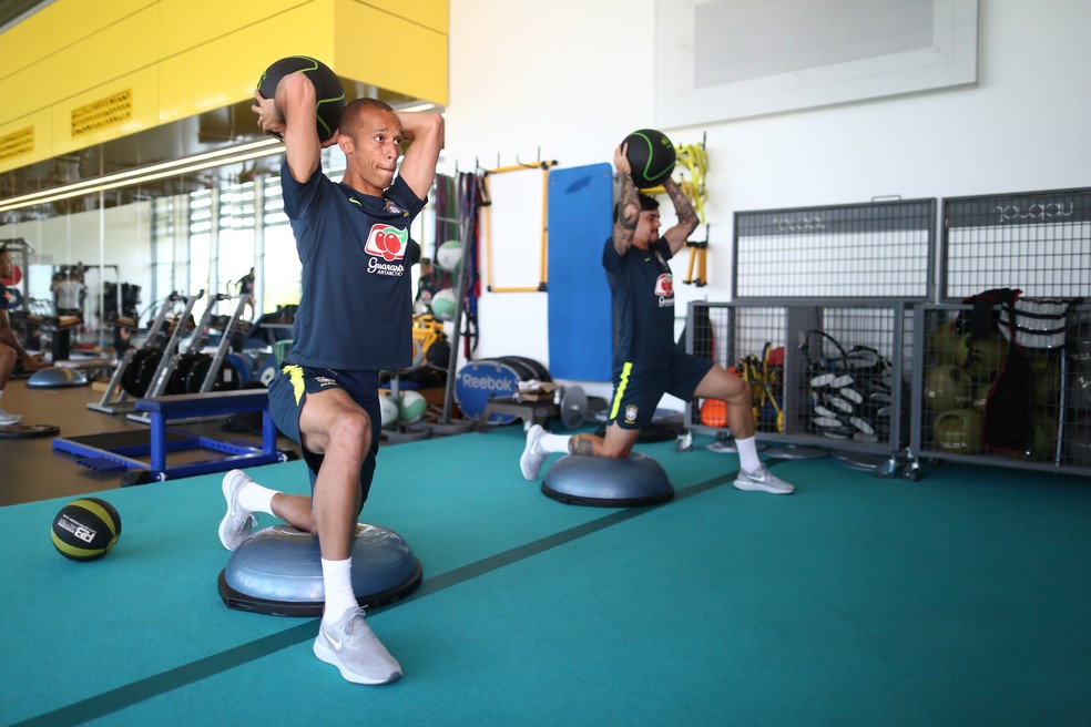 Miranda e Fágner fazem treino na academia (Foto: Lucas Figueiredo/CBF)