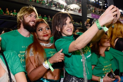Gareth Jones, Gaby Amarantos e Bárbara Paz posam para uma selfie no Camarote Quem
