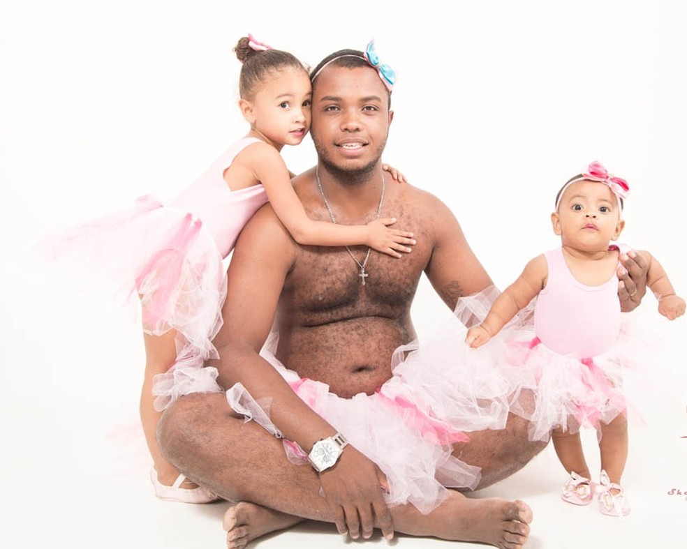 Caio foi o primeiro pai a fazer o ensaio com as filhas 'bailarinas' em Tupã (Foto: Sheila Rotoli Reis / Divulgação )