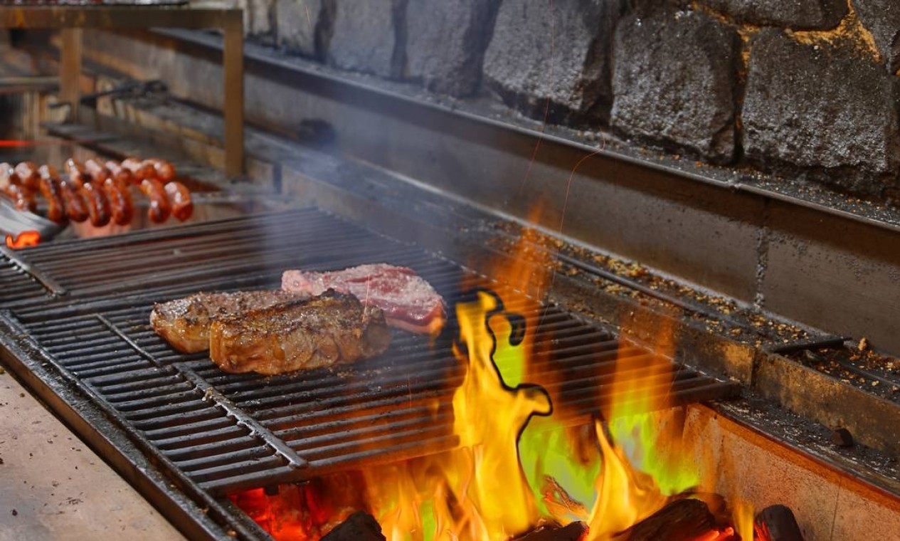 Até mesmo o churrasco, uma das principais escolhas de lazer do brasileiro nas horas vagas, ficou salgado em 2021. As carnes subiram 8,45% em média no ano passado  — Foto: Fábio Rossi / Agência O Globo