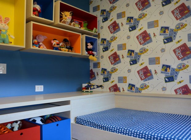 Tons de azul e papel de parede divertido destacam o quarto de Arthur (Foto: Divulgação)