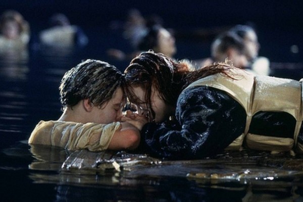 Leonardo DiCaprio e Kate Winslet em uma das cenas finais de Titanic (Foto: Reprodução)