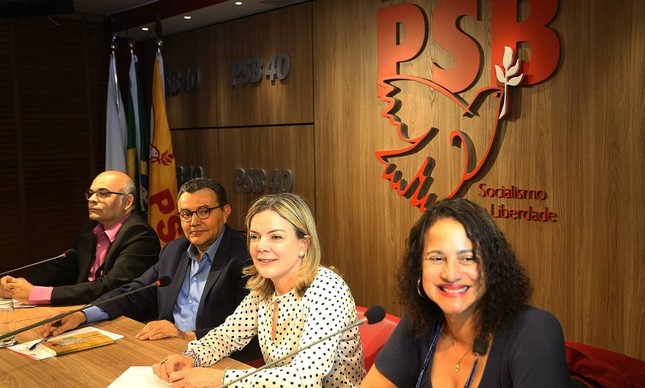 Os presidentes do PSB, Carlos Siqueira, do PT, Gleisi Hoffmann, e do PCdoB, Luciana Santos: esquerda ensaia formar federação