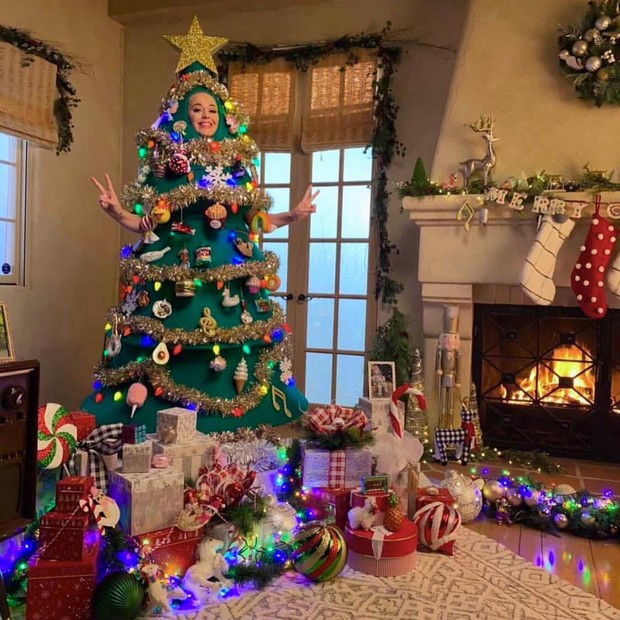 Katy Perry fantasiada de árvore de Natal para especial de TV (Foto: Reprodução/Instagram)