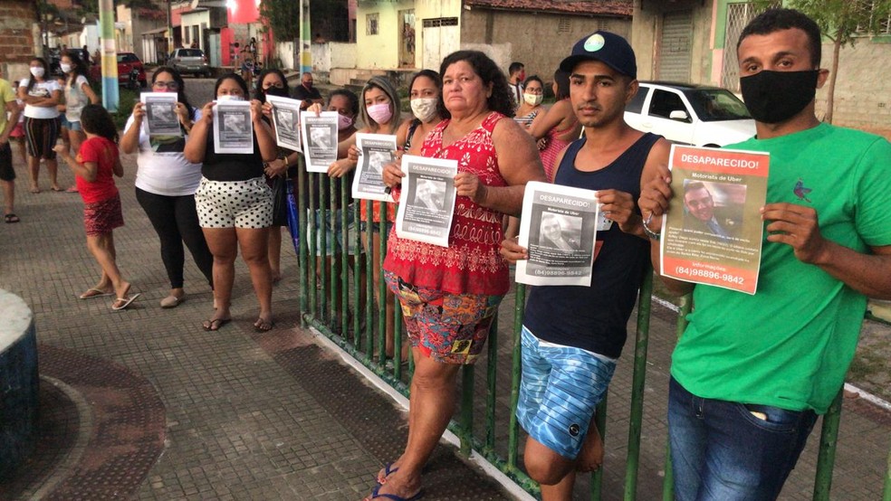 Familiares e amigos se reuniram em praça do Guarapes em busca de informações — Foto: Geraldo Jerônimo/Inter TV Cabugi