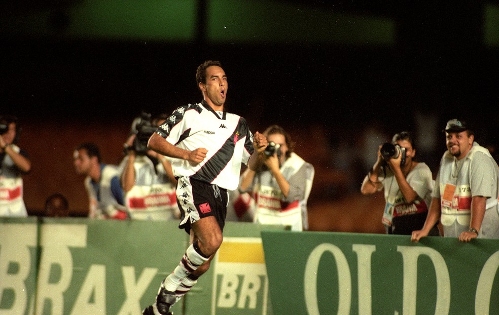 Edmundo comemoração Vasco x Flamengo 1997 — Foto: Hipólito Pereira / Agência O Globo