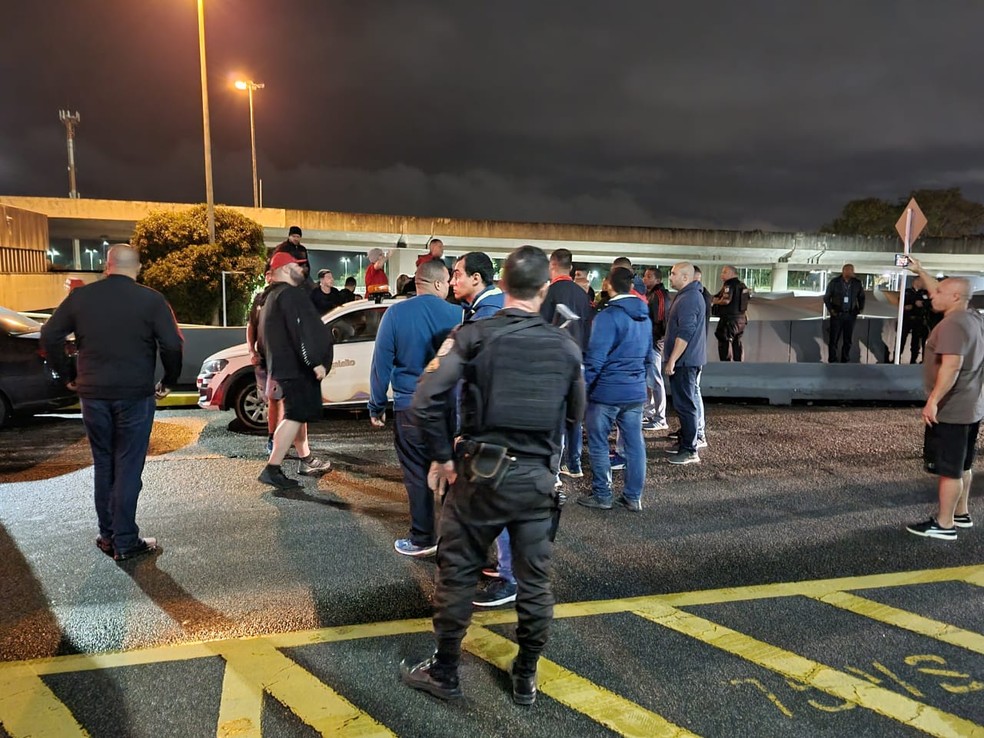 Policiais reforçam segurança no desembarque do Flamengo — Foto: Ronald Lincoln Jr.