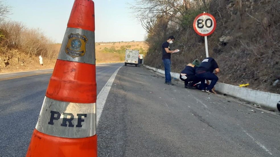Motociclista bate de frente com caminhão e morre na BR-304, no RN — Foto: Sérgio Henrique Santos/Inter TV Cabugi