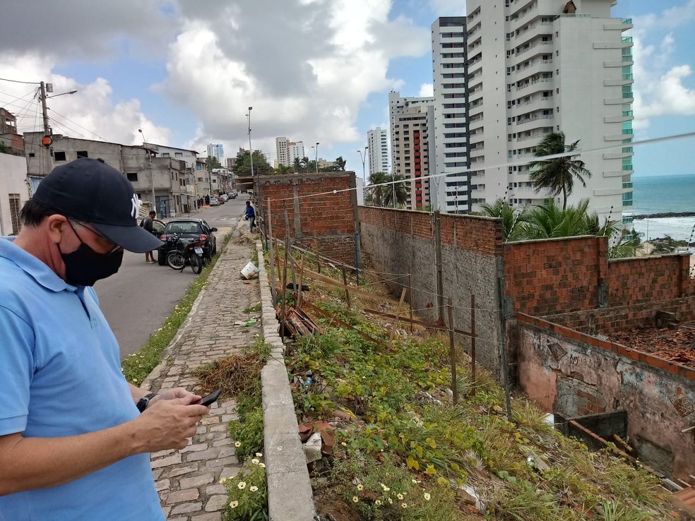 Construção sobre muro de arrimo e lotes para novos pontos comerciais em local proibido em Mãe Luiza, em Natal. — Foto: Divulgação