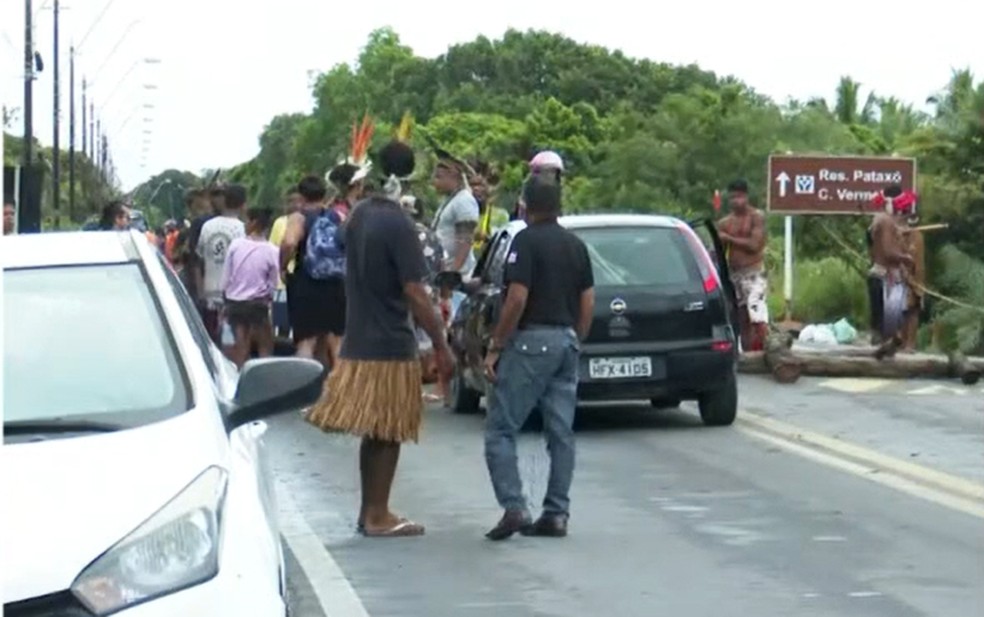 Grupo fechou três pontos da BR-367, em Porto Seguro — Foto: Reprodução/TV Bahia