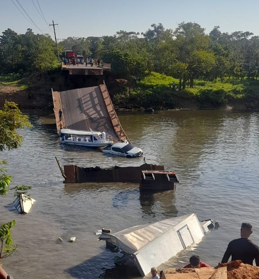 Veículos caíram no rio após a ponte desabar, no AM. — Foto: Reprodução/Redes Sociais. 