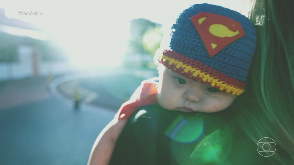 Super Chico, de Bauru, ficou famoso após ter sua história contada nas redes sociais pela mãe — Foto: Fantástico/Reprodução