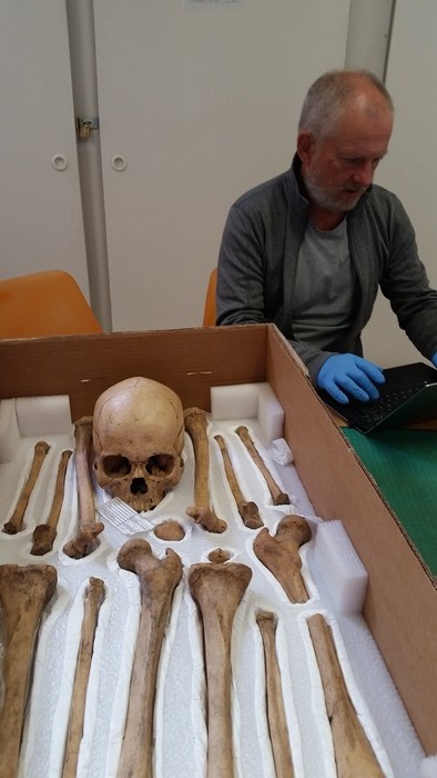 Professor James Goff da Universidade de Southampton com esqueleto  (Foto: Genevieve Cain/James Goff)