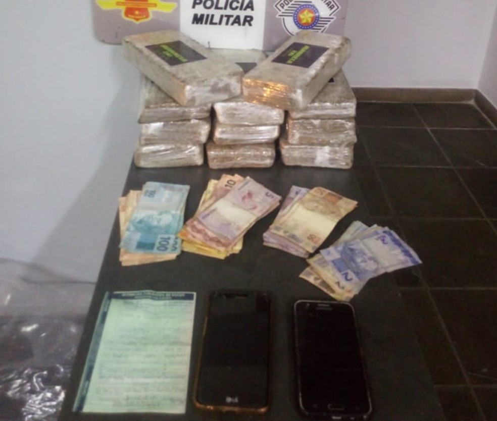 Suspeitos sÃ£o presos por trÃ¡fico de drogas em Itapetininga (Foto: DivulgaÃ§Ã£o/Policia RodoviÃ¡ria)