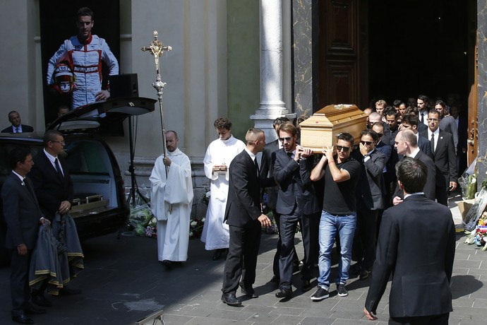 Jean-Eric Vergne, Adrian Sutil e Felipe Massa ajudam a levar caixão com corpo de Jules Bianchi (Foto: AFP)