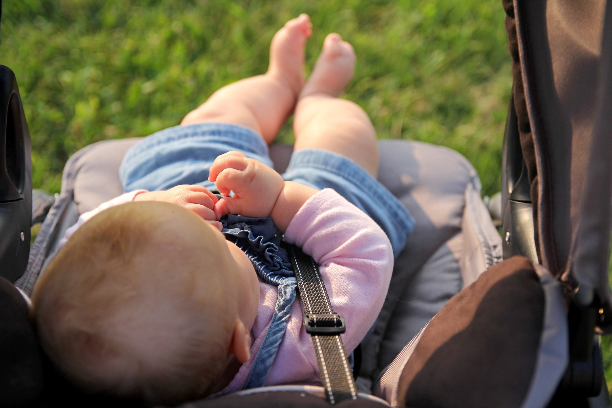 2 meses é o tempo médio que os pais esperam para passear com o bebê (Foto: Thinkstock)