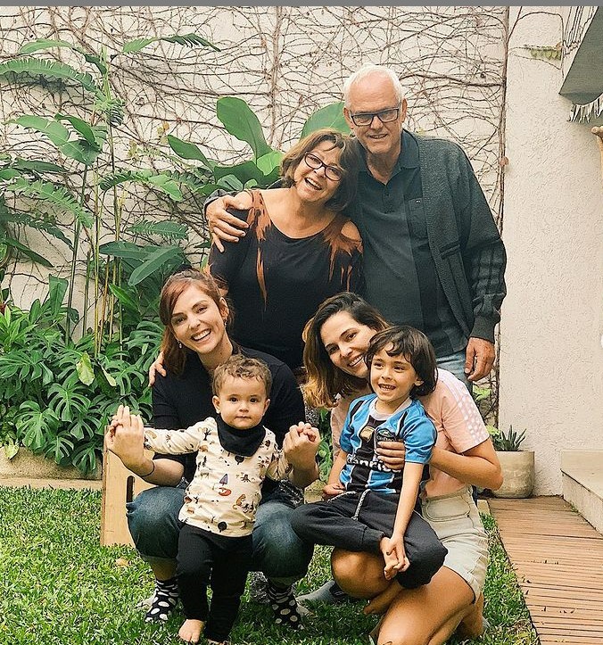 Titi e Tainá Müller posam com os pais e os filhos (Foto: Instagram/Reprodução)