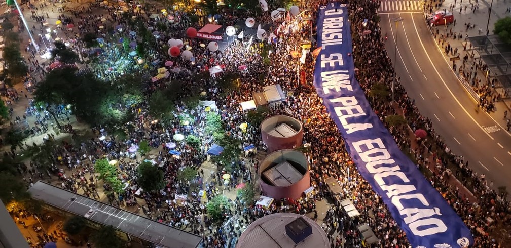 SÃO PAULO, 17h50: Manifestantes fazem ato contra cortes na educação no Largo da Batata — Foto: Wellington Valsechi/TV Globo
