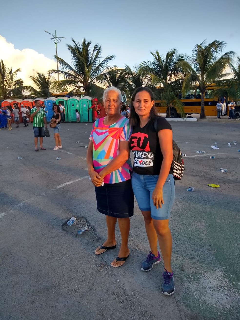 Aline Silva (de preto) foi acompanhar a filha no desfile — Foto: Daniel Tavares/G1