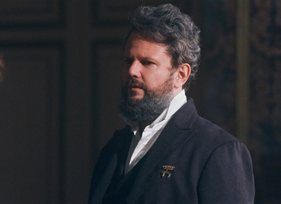 Pedro II (Selton Mello) se irrita com Dumas (Marcelo Valle) em 'Nos Tempos do Imperador' — Foto: Globo