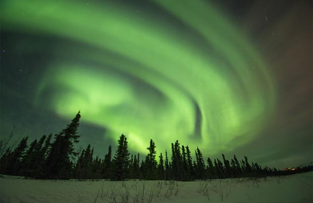 Aurora boreal 'maluca' aparece na Islândia e no Alasca; veja vídeos