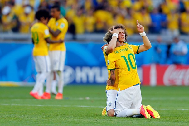 David Luiz abraça Neymar após a vitória emocionante sobre o Chile nas oitavas de final da Copa (Foto: Jefferson Bernardes/VIPCOMM)