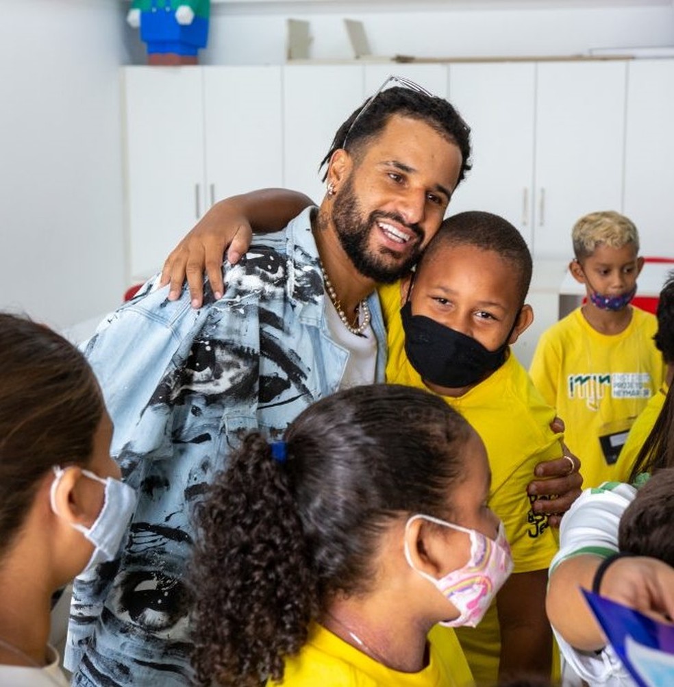 Italo Ferreira recebe o carinho das crian&ccedil;as do Instituto Projeto Neymar Jr &mdash; Foto: Instituto Projeto Neymar Jr