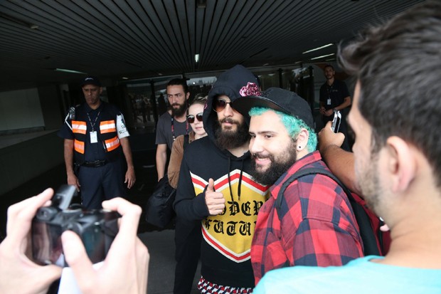 Jared Leto atende fãs no aeroporto no Rio (Foto: AgNews)