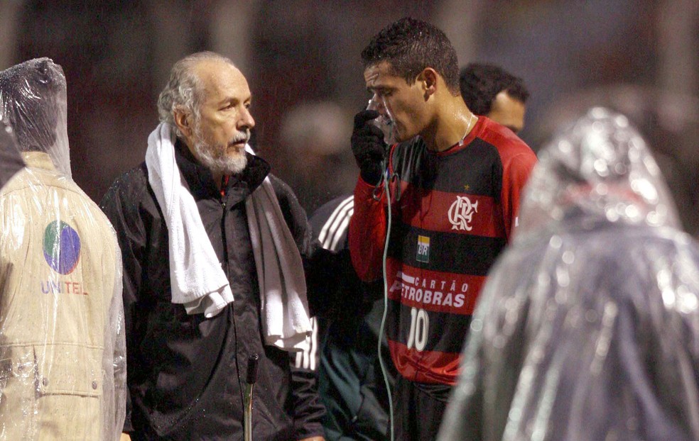 Renato Augusto recebe auxílio de cilindro de oxigênio durante partida em 2007 — Foto: Agência O Globo