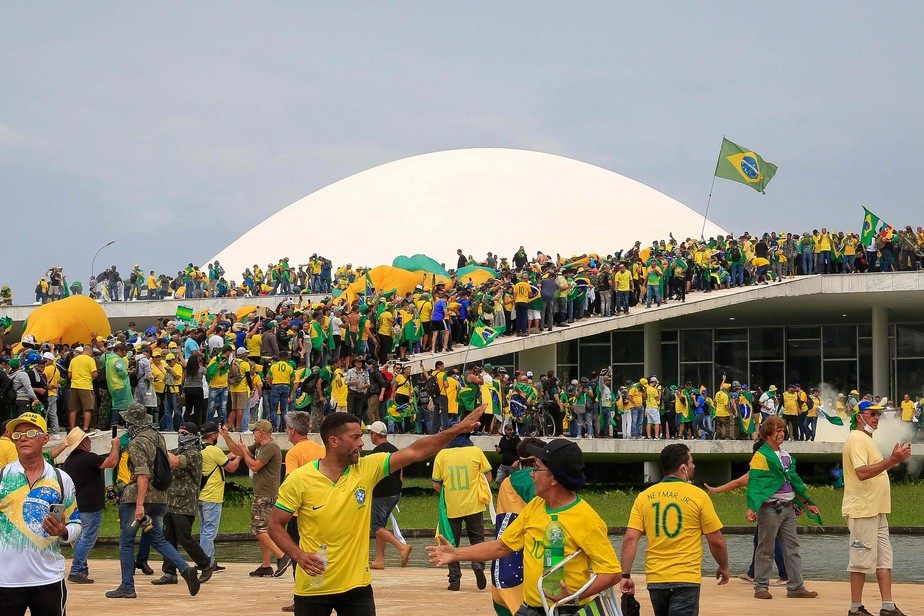 Apoiadores do ex-presidente Jair Bolsonaro durante a invasão às sedes dos Três Poderes: para 72%, Lula saiu mais forte do episódio