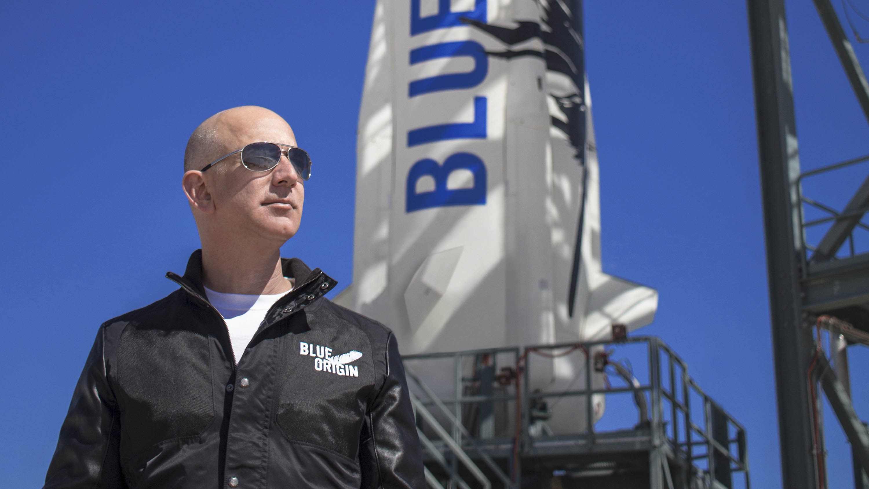 Jeff Bezos em frente ao foguete New Shepard, que será lançado com tripulação em 20 de julho (Foto: Reprodução/Blue Origin)