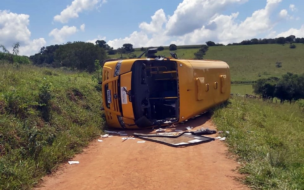 Monitora sofre ferimentos leves após ônibus escolar tombar na zona rural de Pouso Alegre — Foto: Corpo de Bombeiros