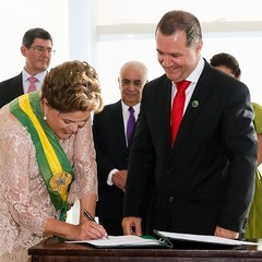 Carlos Gabas ao lado de Dilma Rousseff durante a posse (Foto: Roberto Stuckert Filho/PR)