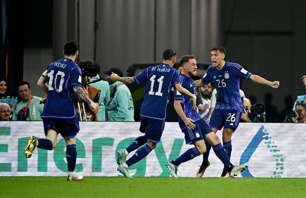 Alexis Mac Allister comemora o gol em Polônia x Argentina — Foto: REUTERS/Dylan Martinez