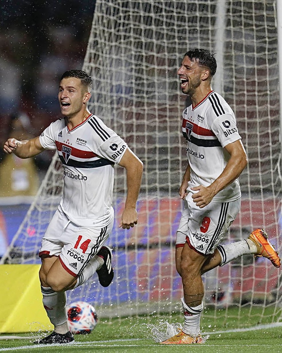 Galoppo e Calleri comemoram gol anotado no duelo entre São Paulo e Santos — Foto: Divulgação