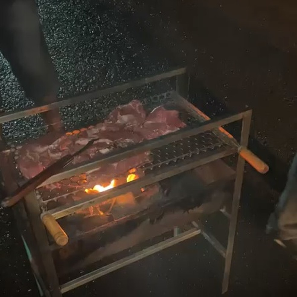 "Festa" de um ano de interdição de ponte contou com churrasco e bolo — Foto: Arquivo Pessoal